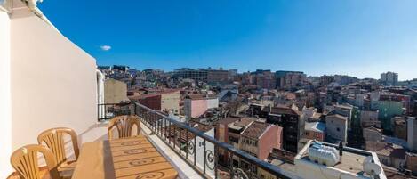 Standard 8Bed Mixed Dorm Ensuite Terrace | Terrace/patio