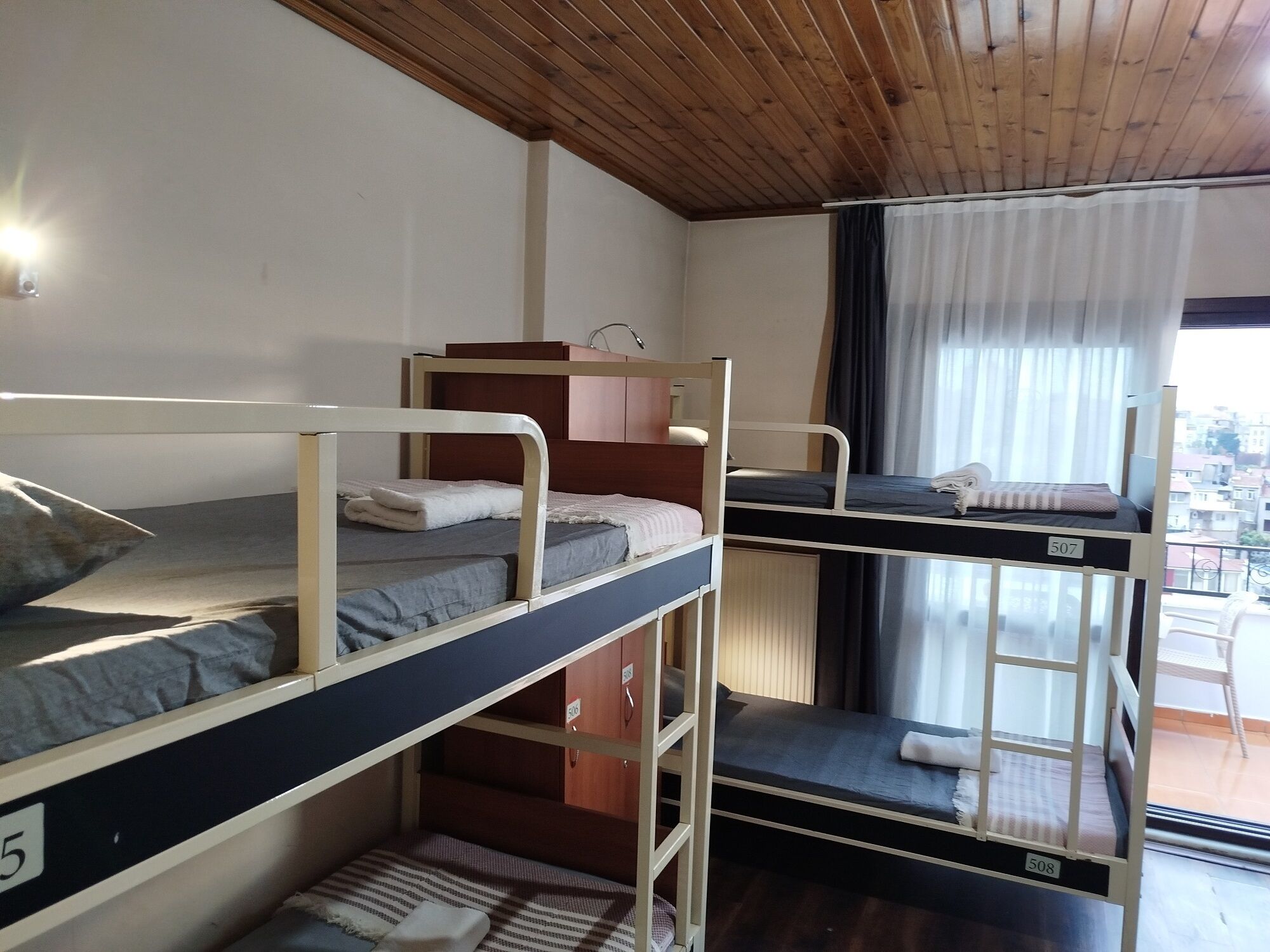 1 Bed in 8-Bed Mixed Dorm. with Terrace | Ropa de cama de alta calidad y insonorización 