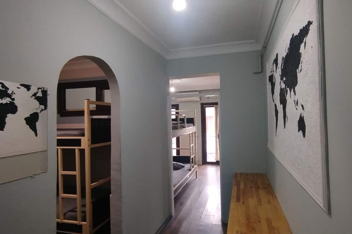 1 Bed in 8-Bed Female Dormitory | Área de sala de estar | Libros