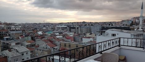 Standard 8Bed Mixed Dorm Ensuite Terrace | Terraza o patio