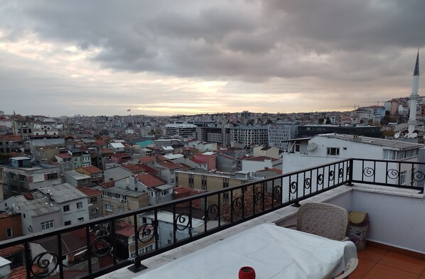 Standard 8Bed Mixed Dorm Ensuite Terrace | Terrace/patio - Taksim City ivy Hostel (Istanbul)