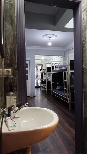 Bathroom - Ivy Hostel Cafe (Istanbul)