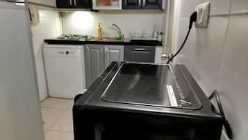 Standard 8 Bed Female Dorm Ensuite | Shared kitchen | Fridge, microwave, oven, stovetop