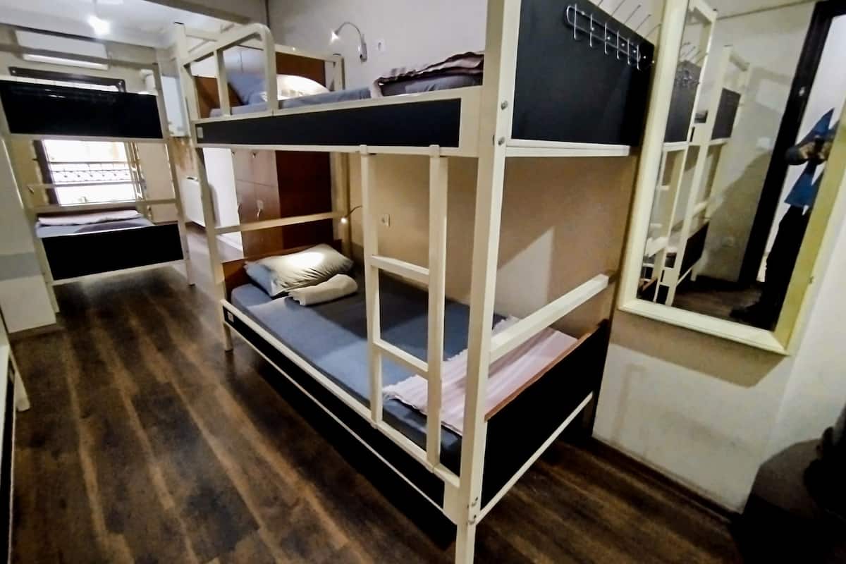 Standard 8 Bed Female Dorm Ensuite | Ropa de cama de alta calidad y insonorización