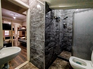 1 Bed in 8-Bed Female Dormitory | Baño | Ducha y cabezal de ducha con hidromasaje