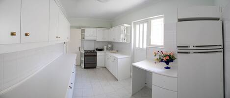 Réfrigérateur, four, plaque de cuisson, cafetière/bouilloire