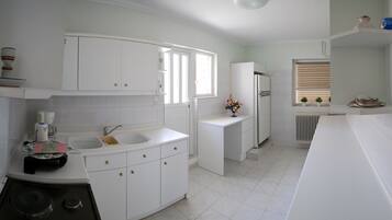 Jääkaappi, uuni, liesi, kahvin-/teenkeitin