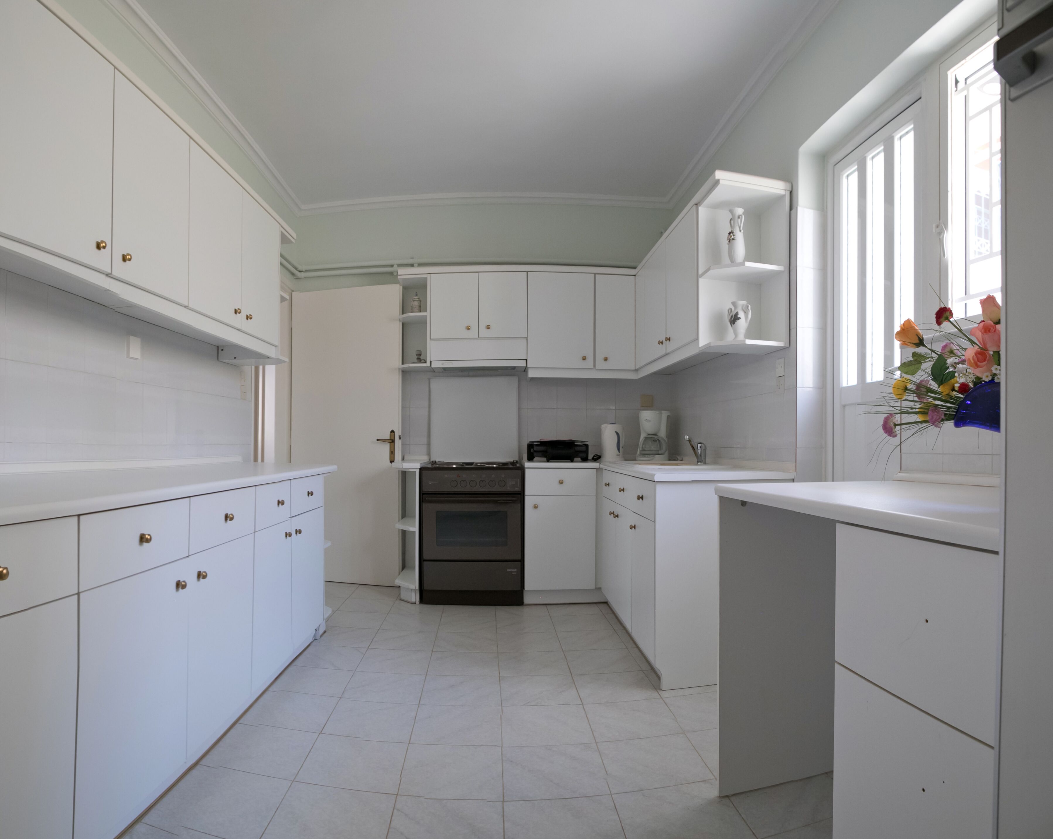 Fridge, oven, stovetop, coffee/tea maker