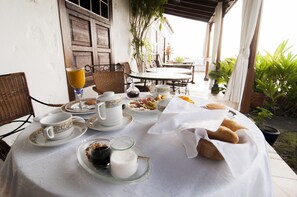 Free daily local cuisine breakfast - Finca Arminda (Villa de Mazo)
