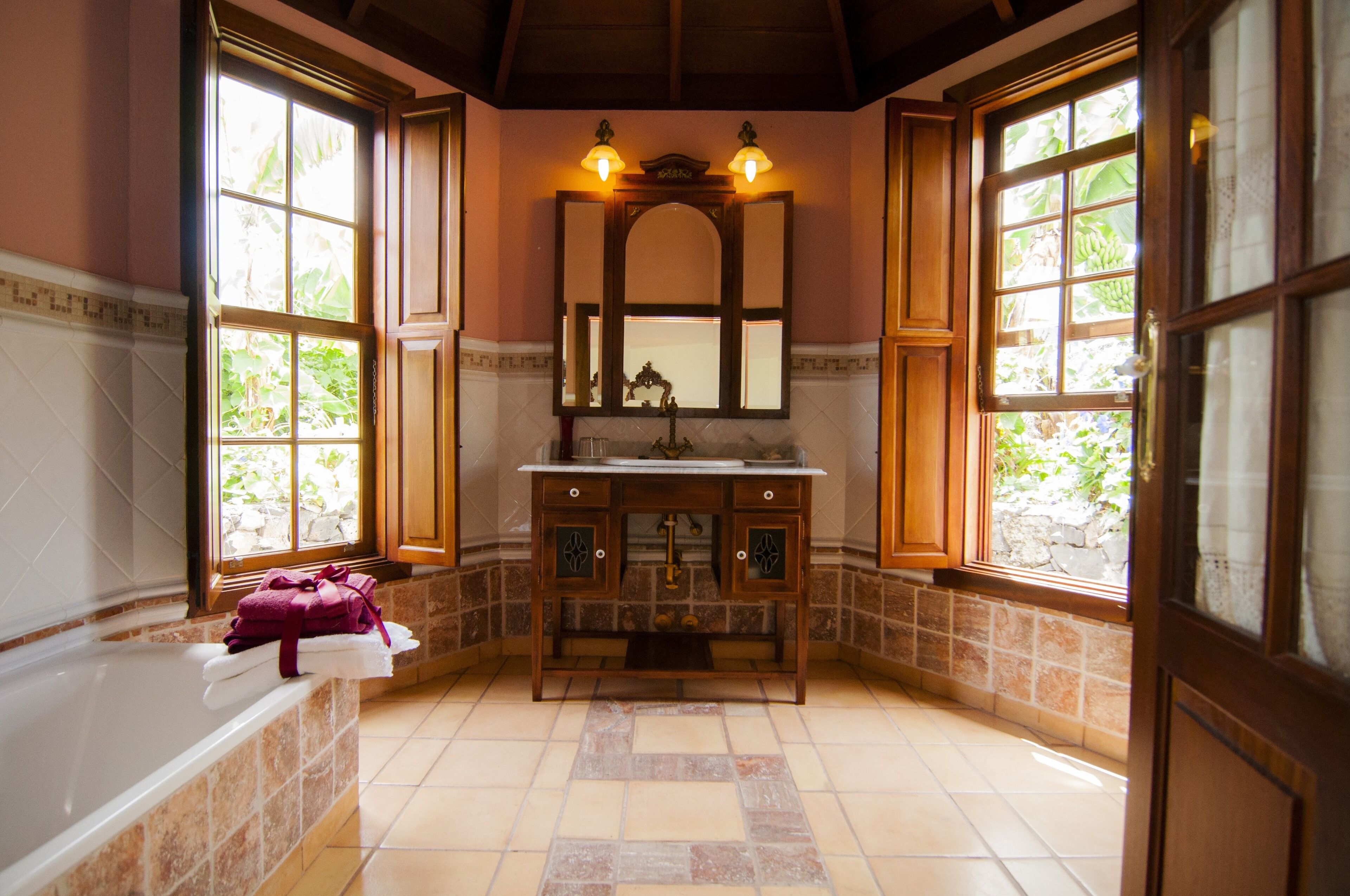 family suite | bathroom | bathtub, free toiletries, hair dryer, towels