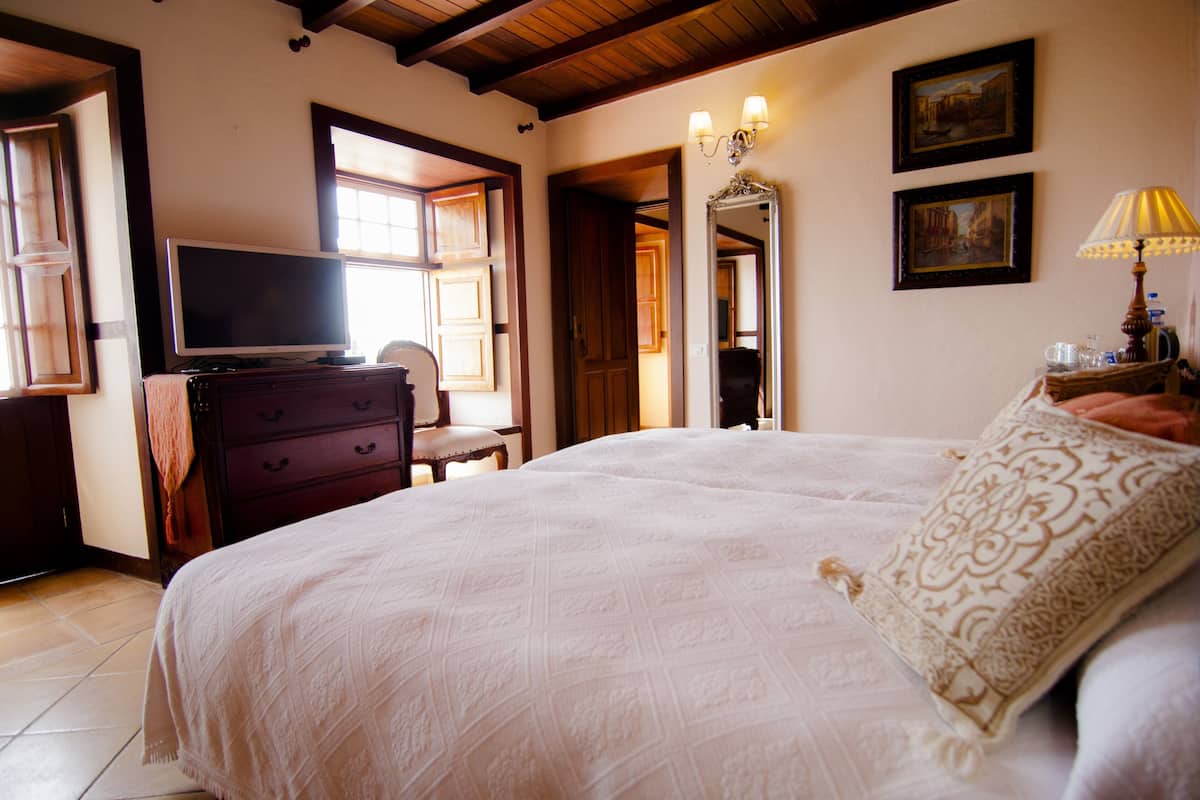 double room | 1 bedroom, in-room safe, desk, free wifi