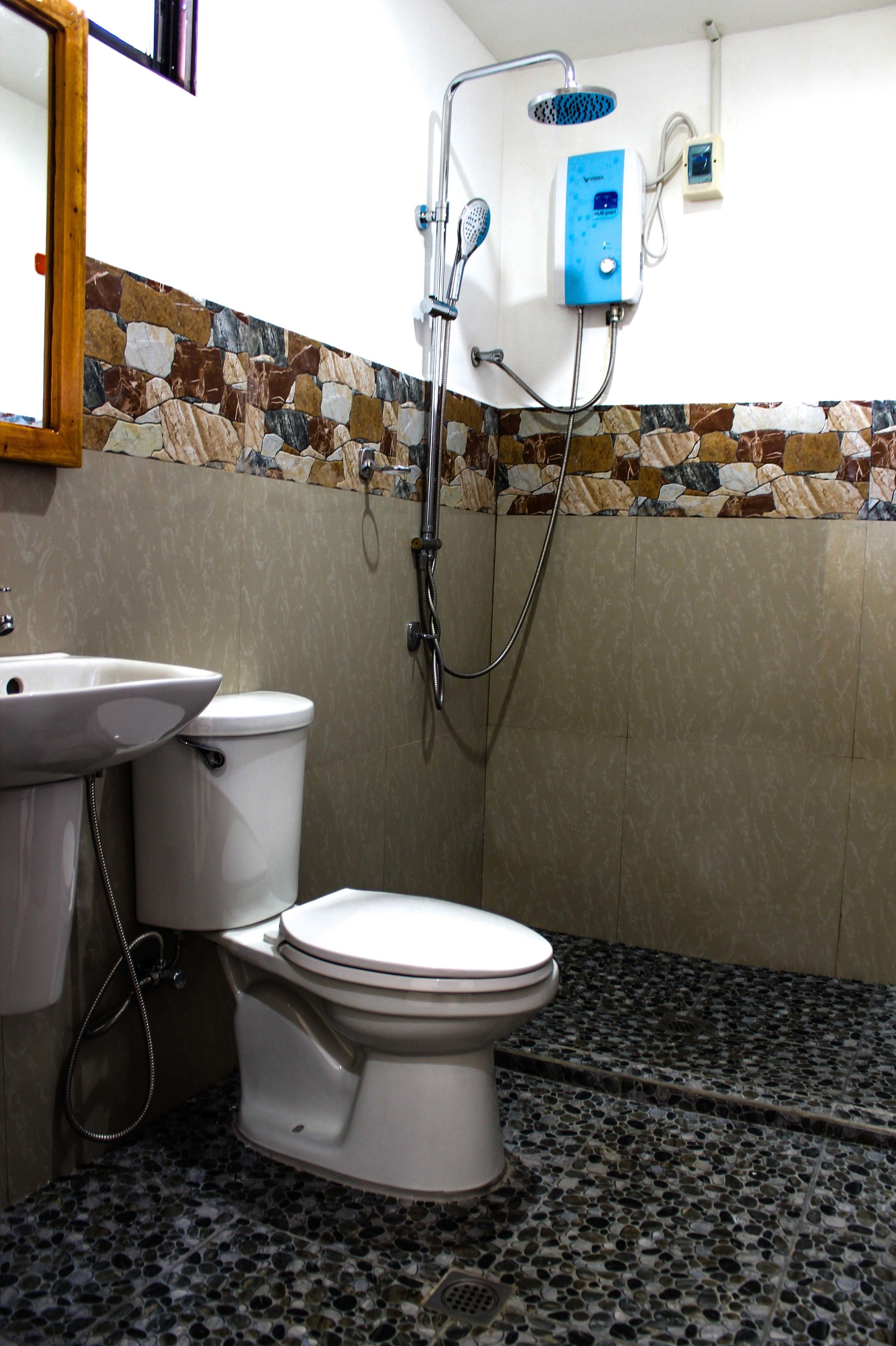 shower, free toiletries, bidet, towels