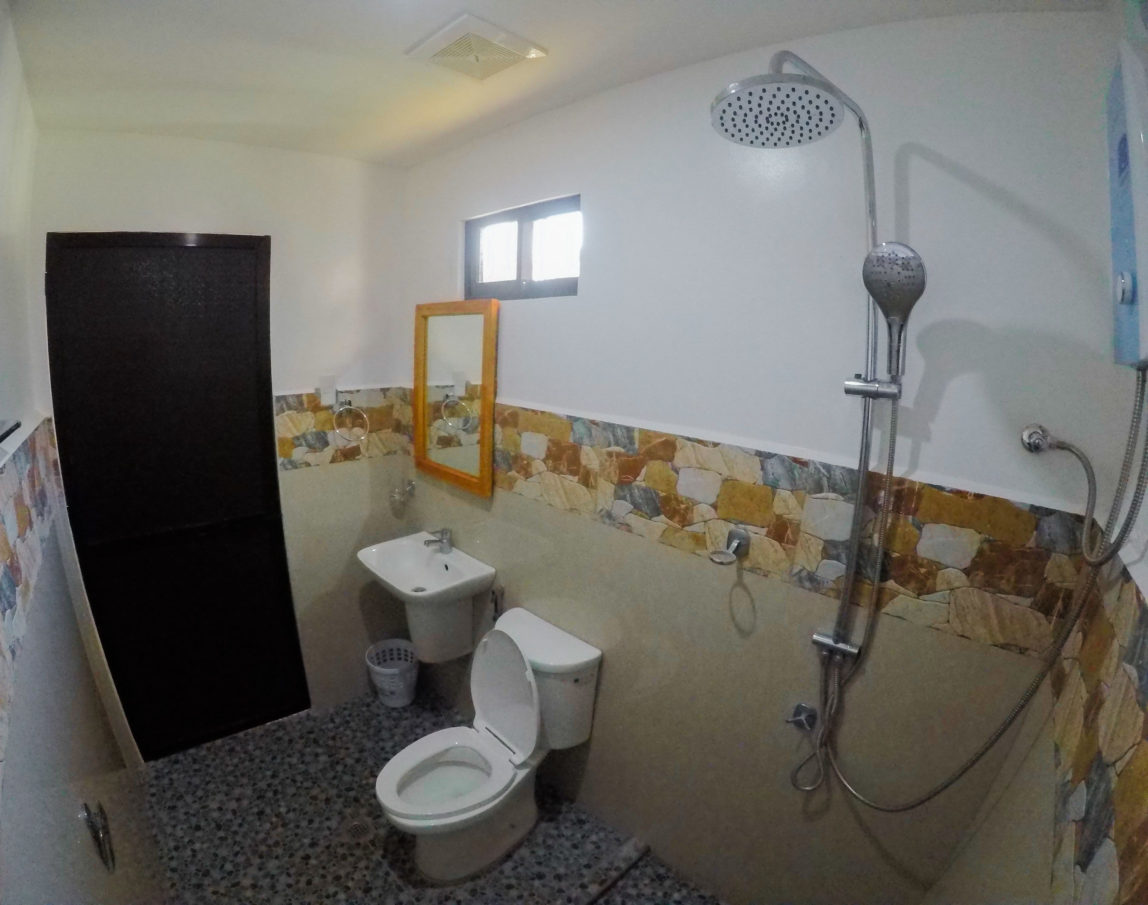 shower, free toiletries, bidet, towels