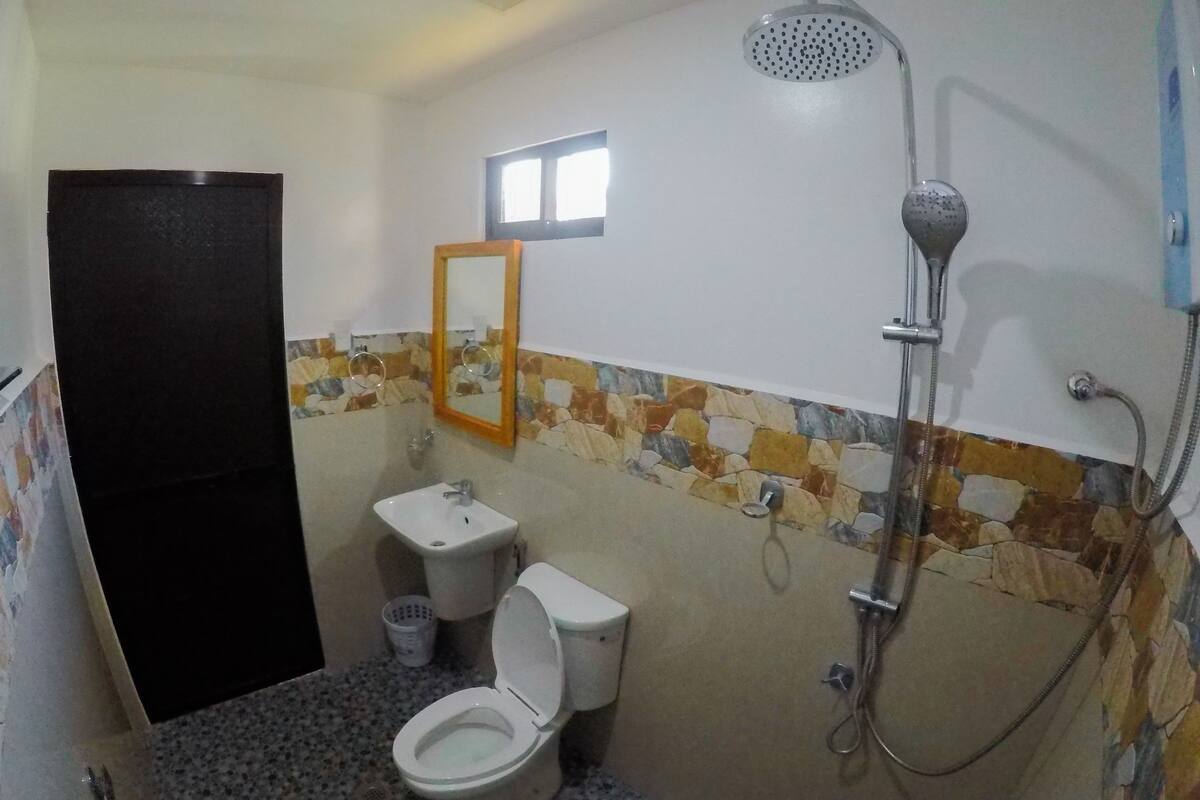 shower, free toiletries, bidet, towels