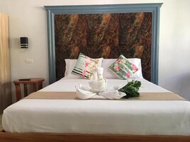 Escritorio, sistema de insonorización, wifi gratis y ropa de cama