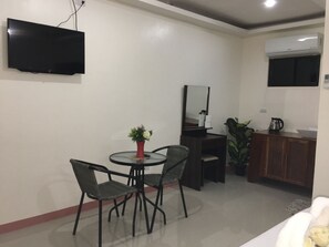 Desk, soundproofing, free WiFi, bed sheets - Aloha Seaside  Resort (San Juan)