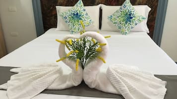 Escritorio, sistema de insonorización, wifi gratis y ropa de cama