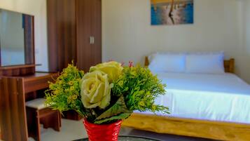 Desk, soundproofing, free WiFi, bed sheets