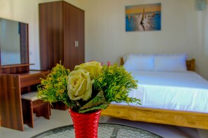 Desk, soundproofing, free WiFi, bed sheets - Aloha Seaside  Resort (San Juan)