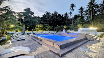 Una piscina al aire libre (de 08:00 a 21:00), tumbonas