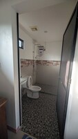 Bungalow Deluxe | Baño | Ducha, artículos de higiene personal gratuitos, bidé y toallas