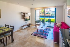 Una Smart TV, una chimenea