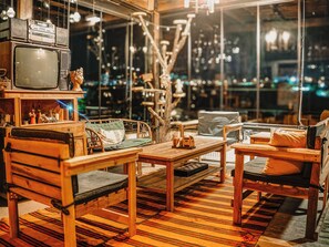 Overnatningsstedets facade – aften/nat