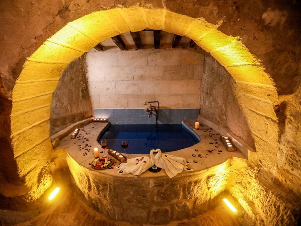 Romantic Room (Defne) | Jetted tub - Mahperi Cappadocia Cave (Nevsehir)