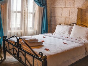 1 bedroom, premium bedding, down duvets, memory-foam beds - Mahperi Cappadocia Cave (Nevsehir)