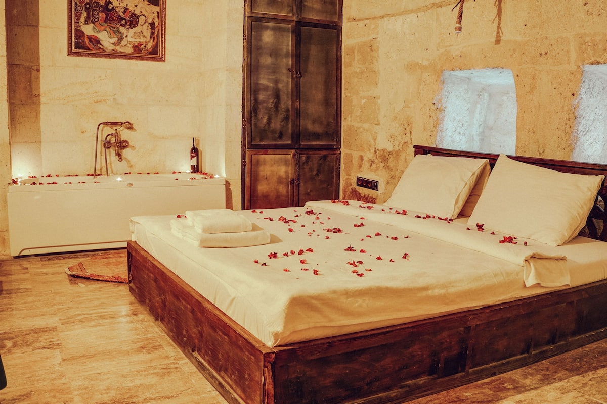 Duru Deluxe Jacuzzi Suite | 1 bedroom, premium bedding, down comforters, memory foam beds