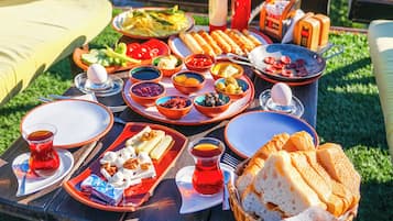 Lunch and dinner served