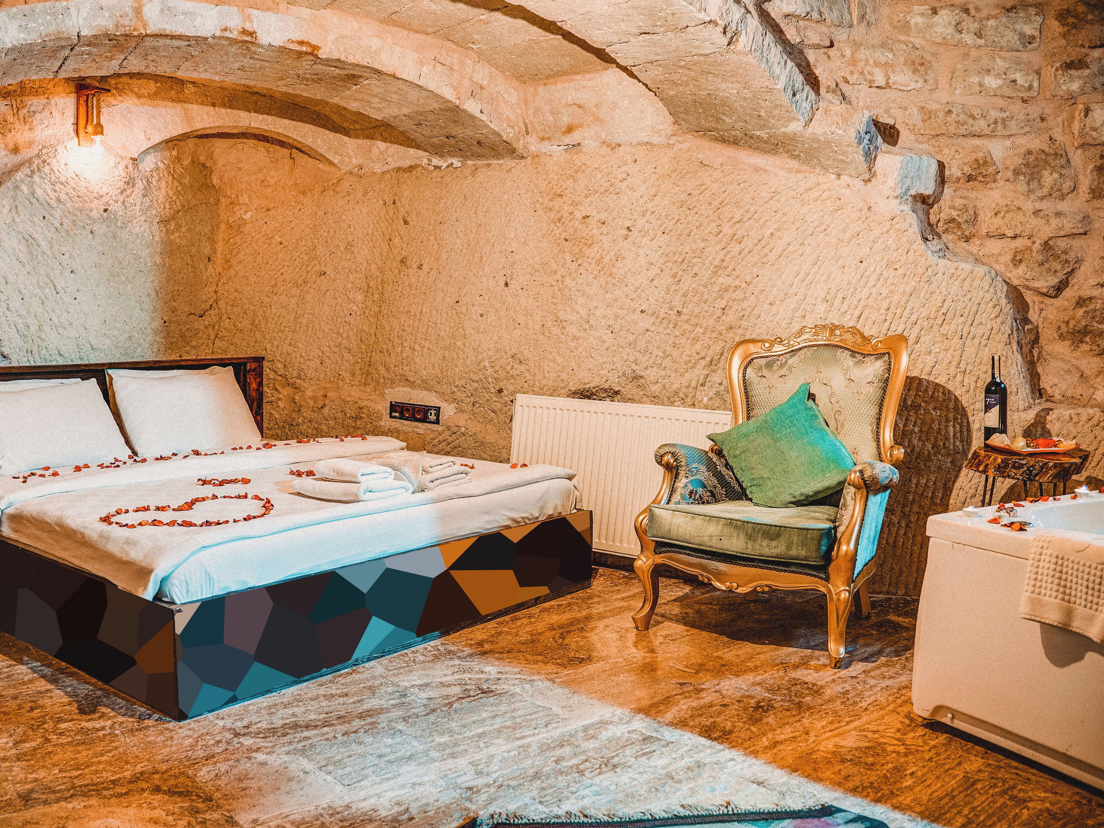 Naz Jacuzzi Deluxe Room | 1 bedroom, premium bedding, down comforters, memory foam beds