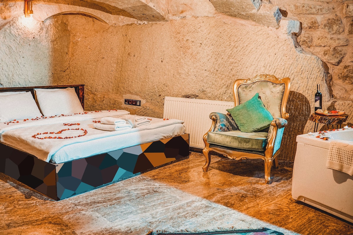 Naz Jacuzzi Deluxe Room | 1 bedroom, premium bedding, down comforters, memory foam beds