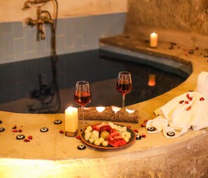 Romantic Room (Defne) | Jetted tub - Mahperi Cappadocia Cave (Nevsehir)