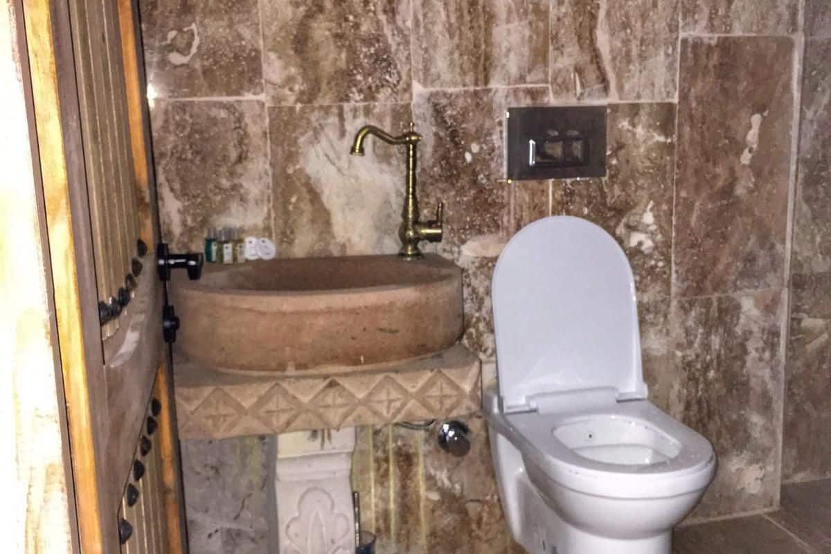 design double room (suleyman) | bathroom | designer toiletries, hair dryer, slippers, towels