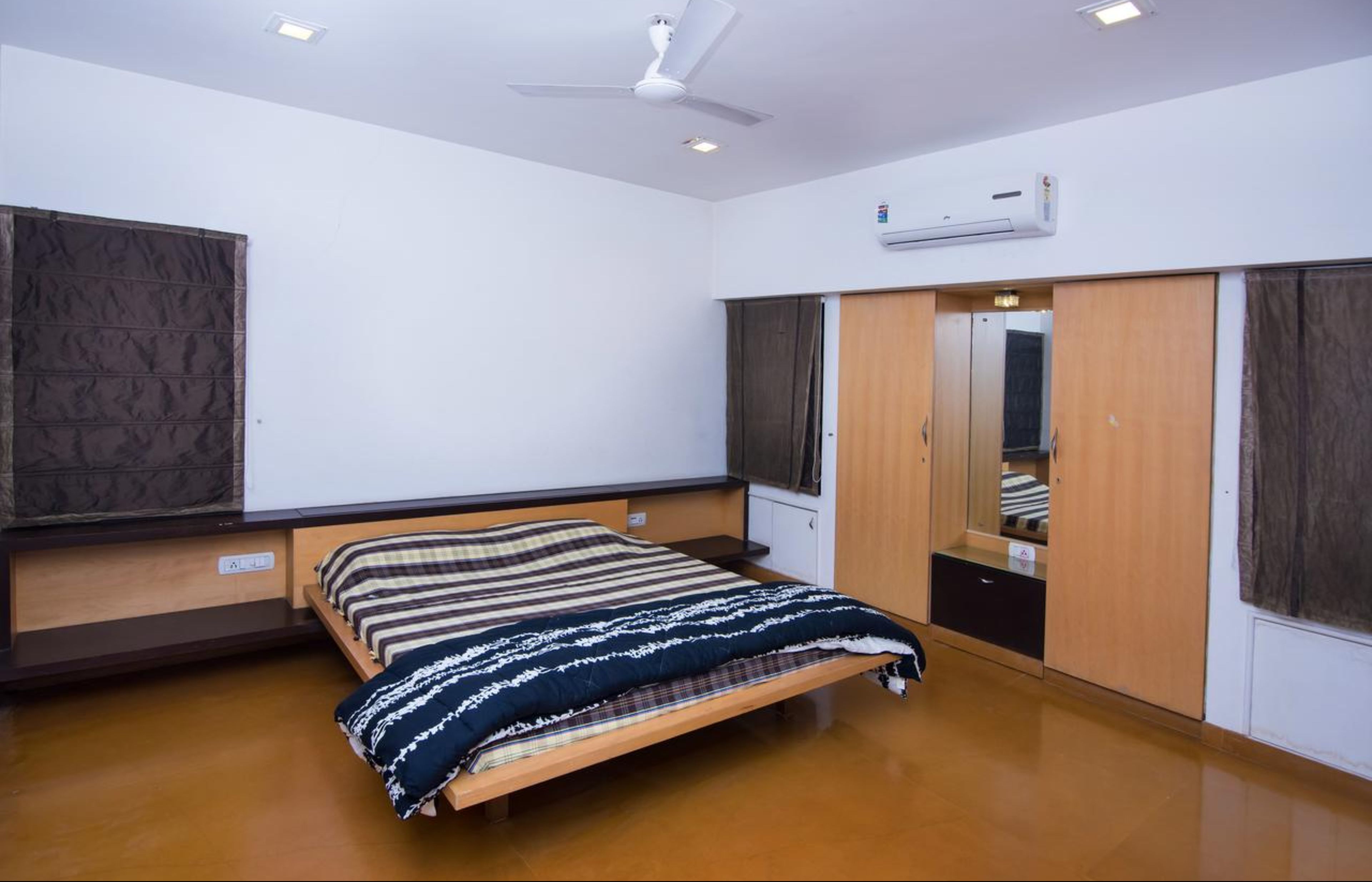 2 bedrooms, individually decorated, individually furnished, desk