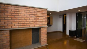 Un interior moderno con chimenea de ladrillo, suelo de concreto pulido y diseño minimalista.
