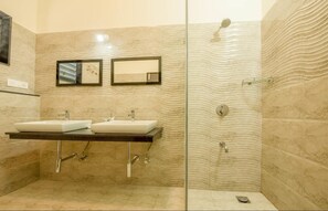 Luxury Villa, 2 Bedrooms, Smoking, Pool View | Bilik Mandi | Tuala disediakan 