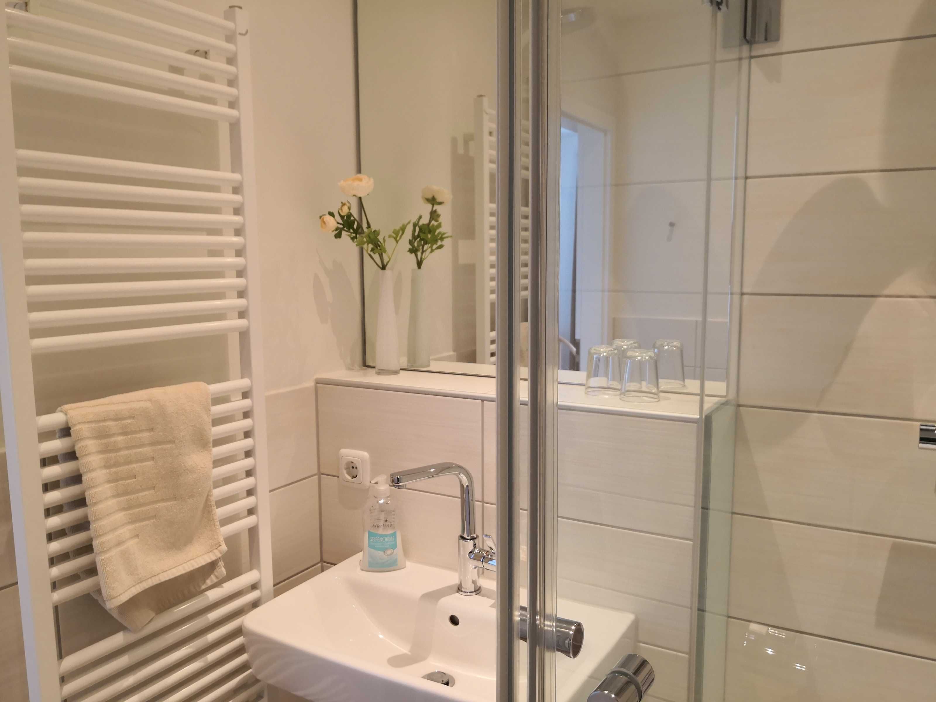 Douche, serviettes fournies, savon, papier toilette