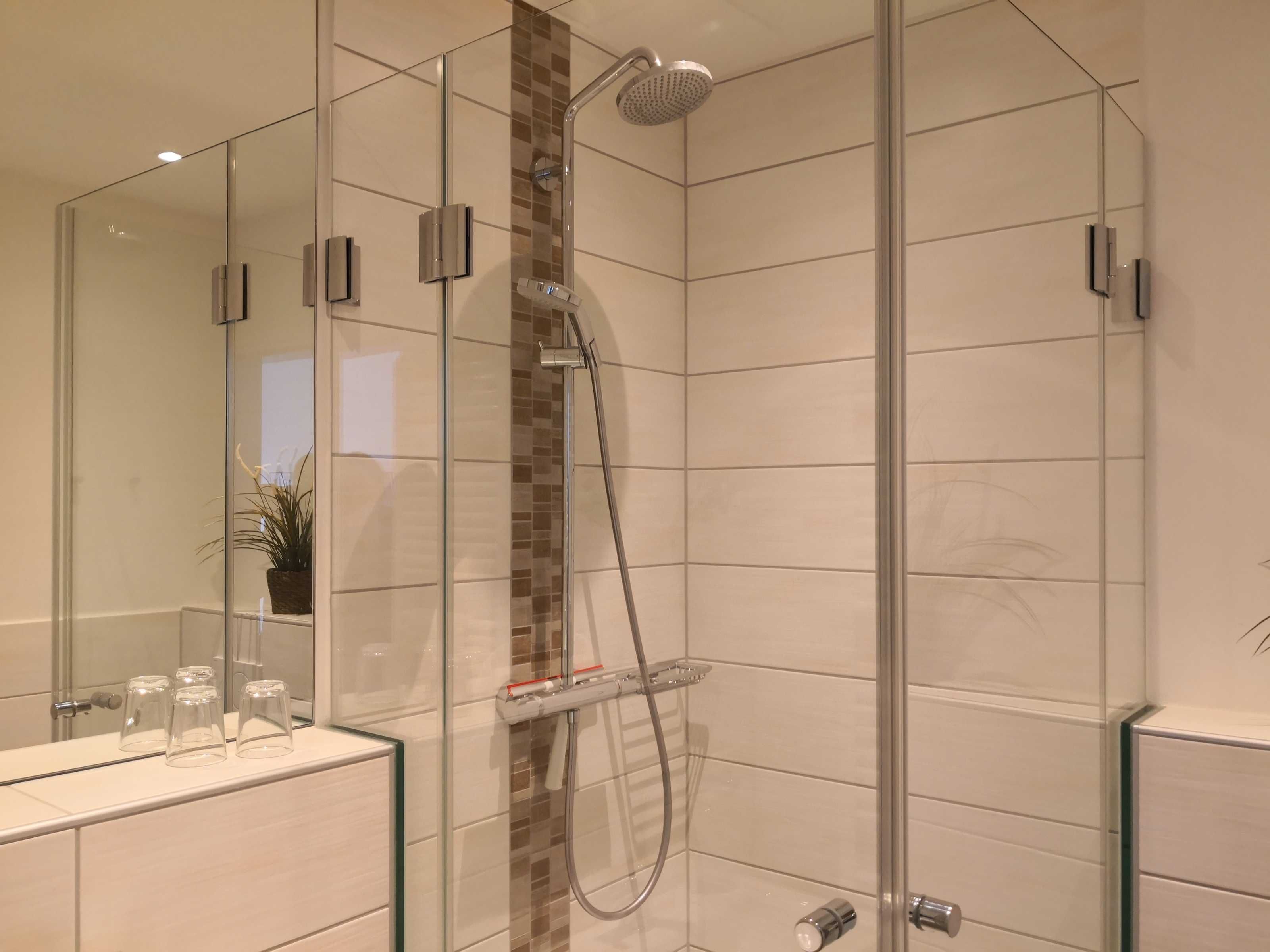 Dusche, Handtücher, Seife, Toilettenpapier