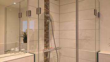 Dusche, Handtücher, Seife, Toilettenpapier