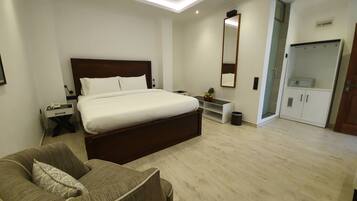 Family Room | In-room safe, individually furnished, desk, laptop workspace