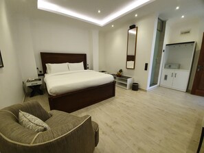 Family Room | In-room safe, individually furnished, desk, laptop workspace - Bed Station 210 (Kandy)