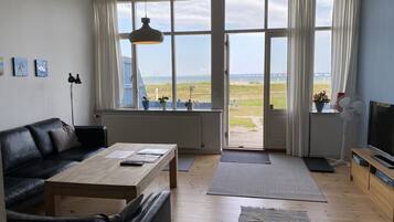 Familienapartment, 2 Schlafzimmer, Nichtraucher, Meerblick (C) | Wohnbereich | Flachbildfernseher, Tischtennisplatte, Kinderspielzeug