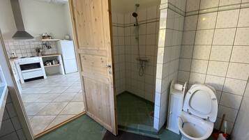 Ein Badezimmer mit Dusche, Toilette und Waschbecken.