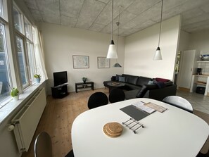 Apartament familiar, 2 dormitoris, no fumadors, vistes a l'oceà (D) | Sala d'estar | Televisor de pantalla plana, taula de tennis de taula i joguines 