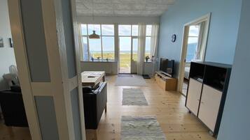 Familielejlighed - 2 soveværelser - ikke-ryger - havudsigt (C) | Opholdsområde | Fladskærms-tv, bordtennisbord, legetøj