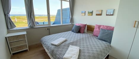 Apartment, 2 Schlafzimmer, Nichtraucher, Meerblick (B) | 2 Schlafzimmer, individuell dekoriert, individuell eingerichtet