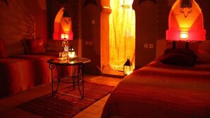 Bureau, rideaux occultants, lits bébé (gratuits), draps fournis