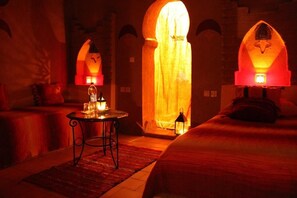 Bureau, rideaux occultants, lits bébé (gratuits), draps fournis